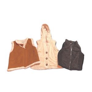 Girls zip up/button vest. Faux fur and polyester material.